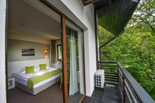 Un pat sau paturi într-o cameră la Hotel Posada Vidraru