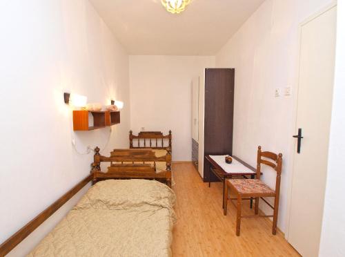 Un dormitorio con una cama y una mesa y sillas. en Apartments Boris 154, en Rabac