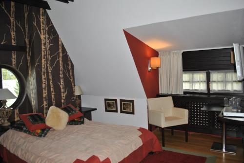 1 dormitorio con cama, escritorio y silla en Vilele Lucia Luxury Mens Sana en Sinaia