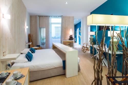 ディジョンにあるRésidence des Ducsの青い壁のベッドルーム1室(ベッド1台付)