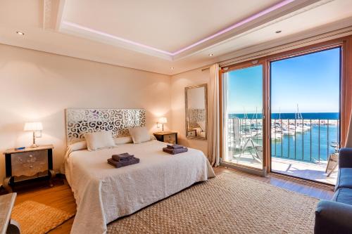 マルベーリャにあるPuerto Banus first line with sea and Marina viewsのベッドルーム1室(ベッド1台、大きな窓付)