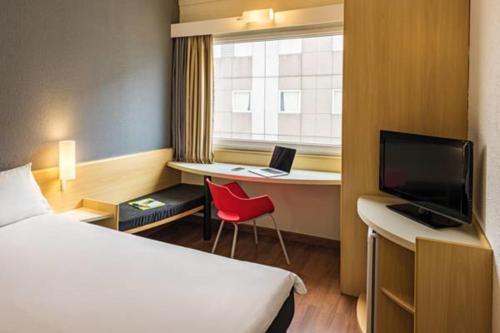 ibis Tamboreにあるテレビまたはエンターテインメントセンター