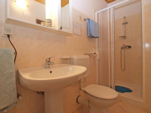 House Sandra 1430 في Peresiji: حمام مع حوض ومرحاض ودش