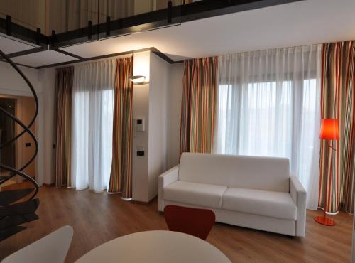 O zonă de relaxare la BB Hotels Aparthotel Isola