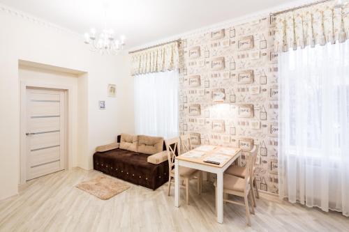 リヴィウにあるLEOGRAND VIP Apartments on Udatnogo 4のリビングルーム(テーブル、ソファ付)