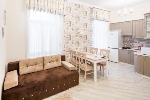 リヴィウにあるLEOGRAND VIP Apartments on Udatnogo 4のリビングルーム(ソファ、テーブル付)