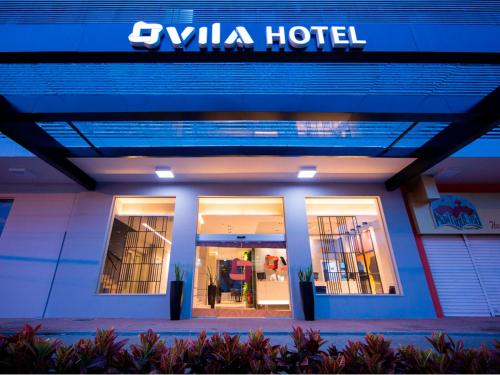a store front of a yula hotel at night at Vila Business Hotel in Volta Redonda