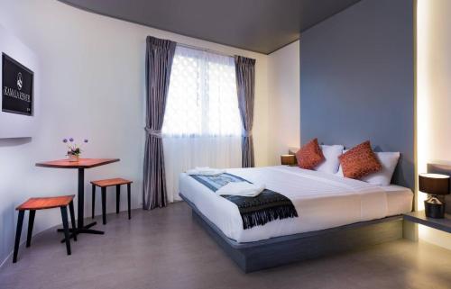 Кровать или кровати в номере Kamala Resotel, SHA Extra Plus