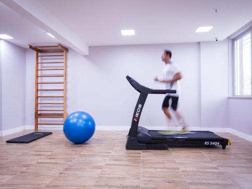 a man running on a treadmill in a gym at Vila Business Hotel in Volta Redonda