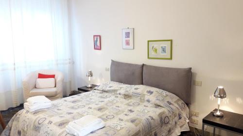 1 dormitorio con 1 cama y 1 silla en Pier Capponi Apartament, en Florencia