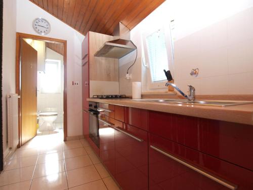 Il comprend une cuisine avec un lavabo et des toilettes. dans l'établissement Apartment Luisa 1437, à Peruški