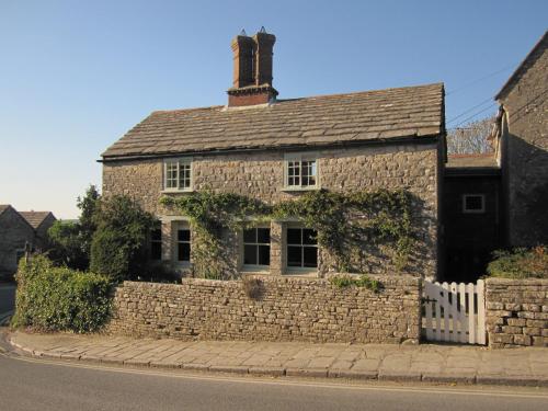 an old stone house on the side of the road at The Old Reading Room in Kingston