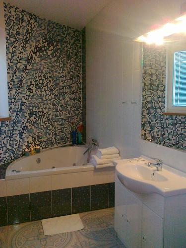Bilik mandi di Family hotel Maxim