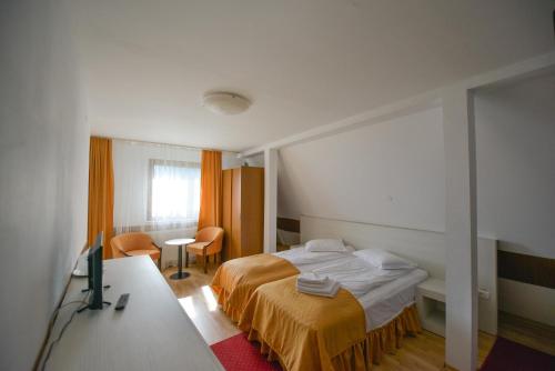 Un pat sau paturi într-o cameră la Hotel Paraul Capra