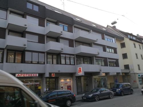 een gebouw waar auto's voor geparkeerd staan bij Apartment Gablenberg in Stuttgart
