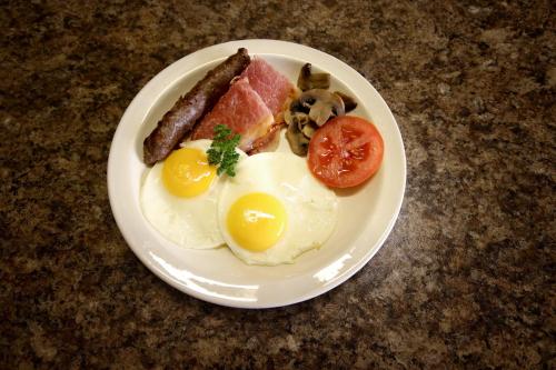 里弗斯代尔Kweekkraal Guest Farm的包括鸡蛋香肠和西红柿的早餐食品