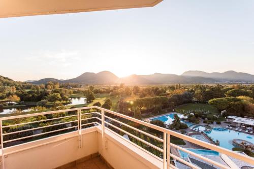 Nespecifikovaný výhled na hory nebo výhled na hory při pohledu z hotelu