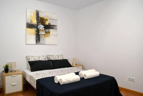 サンタ・コロマにあるRenovated good flat. Near Barcelonaのベッドルーム1室(ベッド1台、タオル2枚付)