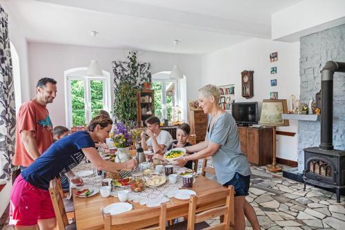 een groep mensen die rond een tafel eten bij Kraina Szeptów in Stronie Śląskie