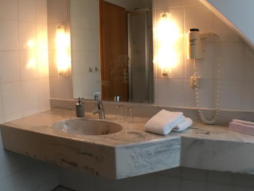 Ett badrum på Ambiente Hotel Strehla