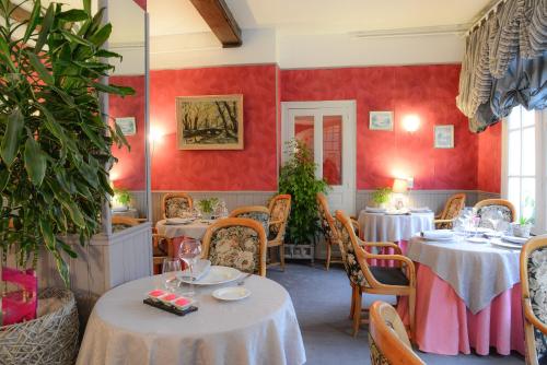 Gallery image of Logis Hôtel et Restaurant du Dauphin in Sées