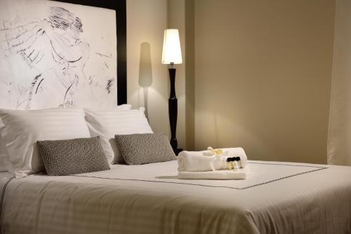 A bed or beds in a room at ALTIUS LODGE by K&K