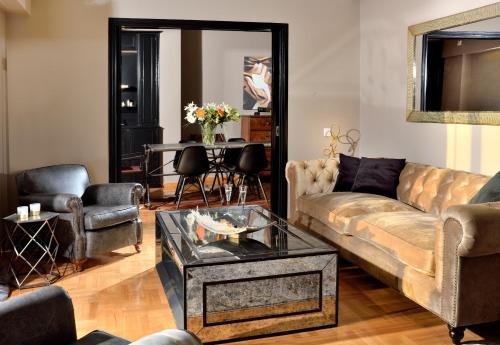 A seating area at ALTIUS LODGE by K&K