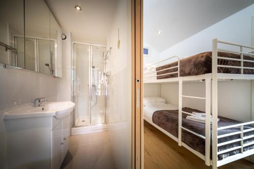 ein kleines Bad mit einem Waschbecken und einem Etagenbett in der Unterkunft Rupicapra apartment - Chamonix All Year in Chamonix-Mont-Blanc