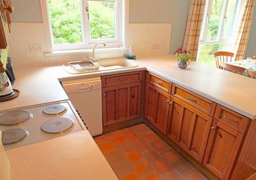 Kjøkken eller kjøkkenkrok på Ardno Cottage by Loch Fyne
