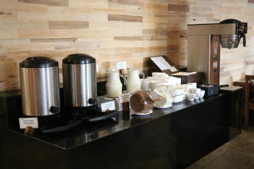 Un mostrador con jarrones y otros artículos en exposición. en Ritz Suites Lifestyle, en Maceió