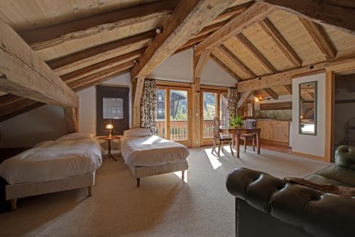 拉夏貝迪安邦達斯的住宿－La Ferme du Château，一间卧室配有两张床和一张桌子。