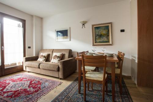 Ruang duduk di Alpine Dream Apartments