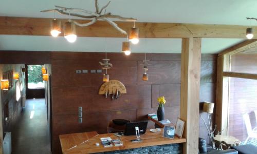 - une salle à manger avec une table et un ordinateur portable dans l'établissement Lodge El Taique, à Puyehue