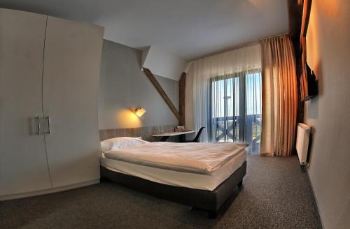 מיטה או מיטות בחדר ב-Hotel Górecznik
