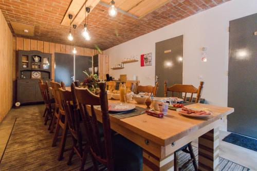 een keuken en eetkamer met een houten tafel en stoelen bij Erve Toon'boer in Mander