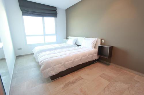 a bedroom with a large bed and a window at Residence Touristique La Rambla in Fnidek