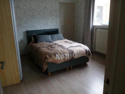 1 dormitorio con 1 cama en una habitación en Kamer + douche in villa, en Knokke-Heist