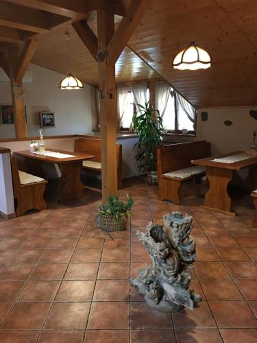 カルヴィナーにあるApartmán na Studentskéの木製のテーブルとベンチ、柱が備わる部屋