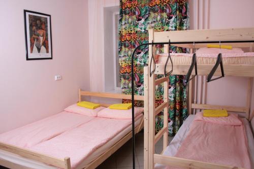 Poschodová posteľ alebo postele v izbe v ubytovaní Like Hostel Toliatti