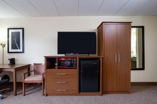 TV o dispositivi per l'intrattenimento presso AmericInn by Wyndham Tomah