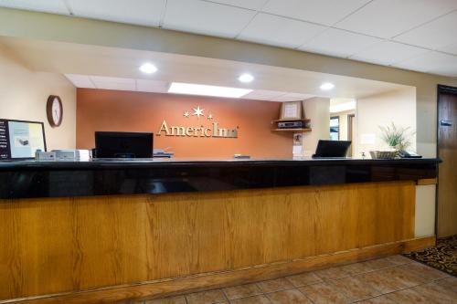 Hall o reception di AmericInn by Wyndham Tomah