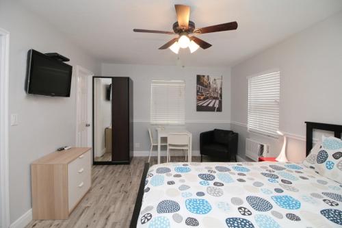a bedroom with a bed and a ceiling fan at The Dolphin Hollywood in Hollywood