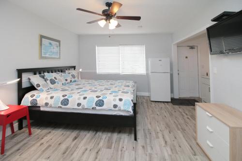 a bedroom with a bed and a ceiling fan at The Dolphin Hollywood in Hollywood