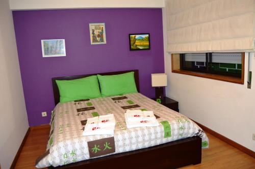 um quarto roxo e verde com uma cama em Matosinho's Palace em Matosinhos