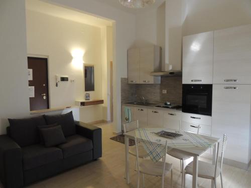 ein Wohnzimmer mit einem Sofa und einem Tisch in der Unterkunft Felicity5terre in La Spezia