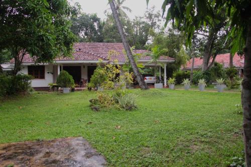 a house with a yard in front of it at Jegers Villa in Negombo