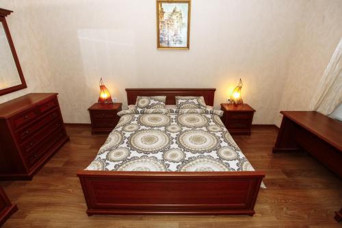 sypialnia z łóżkiem z 2 stolikami nocnymi i 2 lampami w obiekcie Apartment near Museum w Lwowie