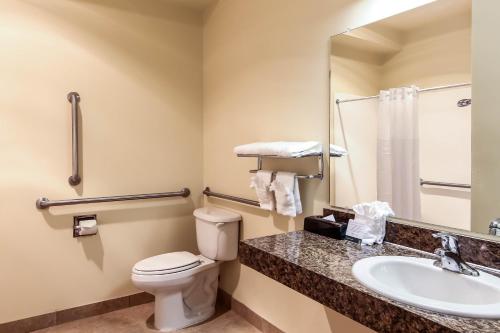 Ένα μπάνιο στο Quality Inn Selah North Park