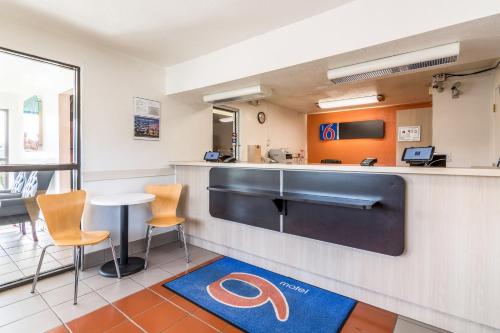 Χώρος καθιστικού στο Motel 6-Lumberton, NC