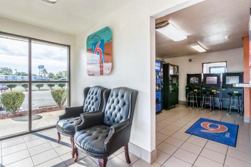 Χώρος καθιστικού στο Motel 6-Lumberton, NC